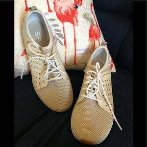 Sperry tennis shoes, very good used condition.